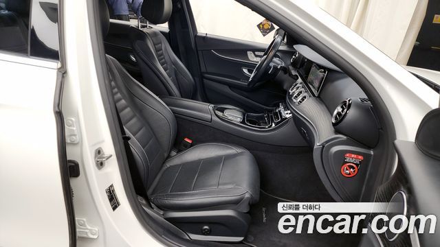 Mercedes-Benz E-Class 2022 — photo 11