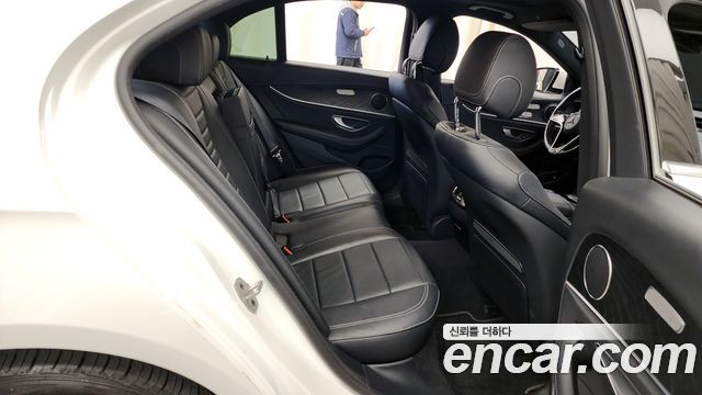 Mercedes-Benz E-Class 2022 — photo 12