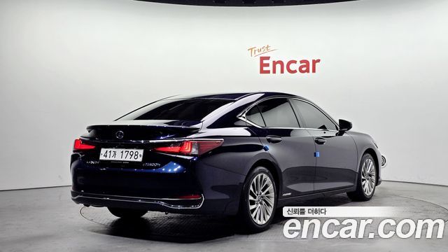 Lexus ES 2019 — photo 2