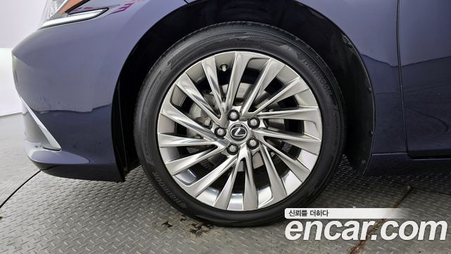 Lexus ES 2019 — photo 5