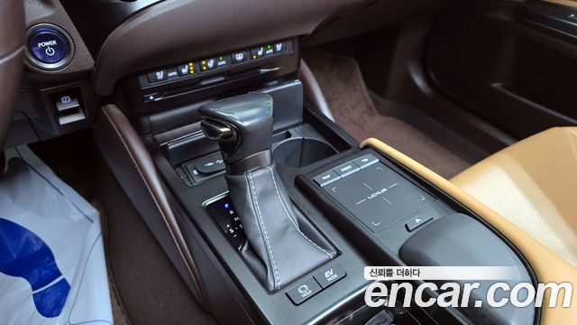 Lexus ES 2019 — photo 9