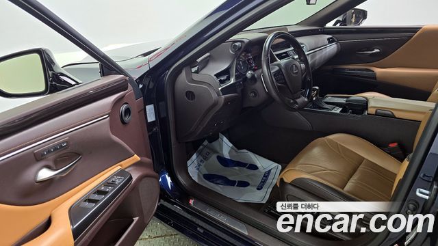 Lexus ES 2019 — photo 10