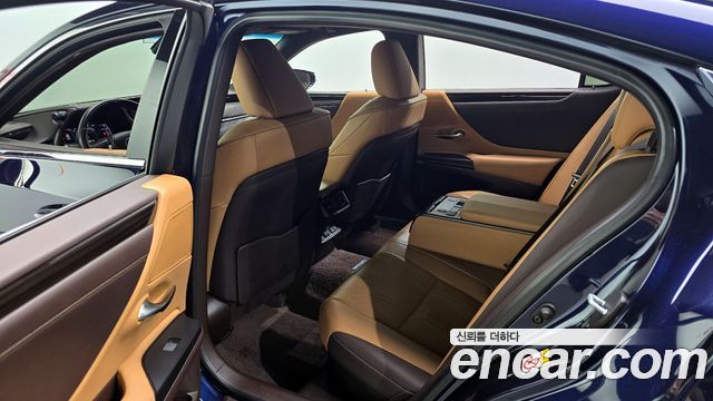 Lexus ES 2019 — photo 11