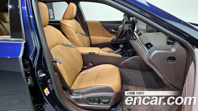 Lexus ES 2019 — photo 12