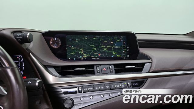 Lexus ES 2019 — photo 15