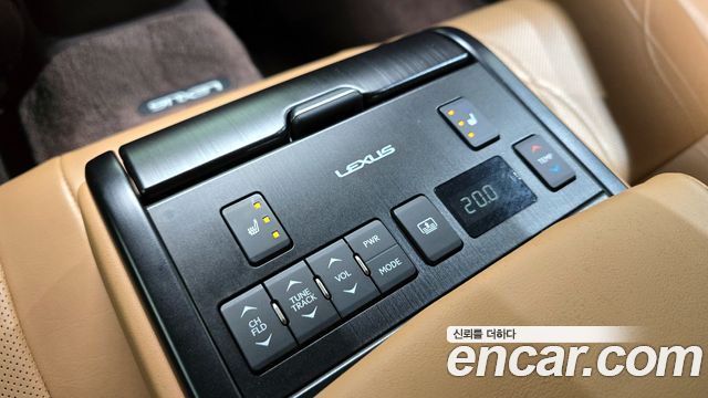 Lexus ES 2019 — photo 18