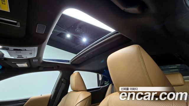 Lexus ES 2019 — photo 20
