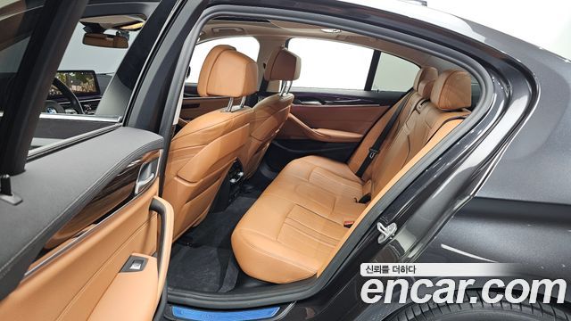 BMW 5-Series 2021 — photo 11