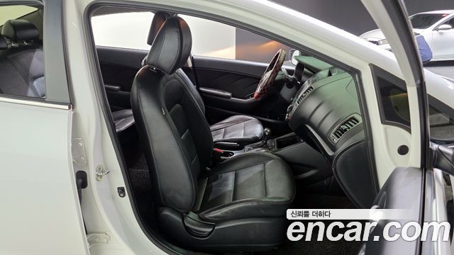 Kia K3 2015 — photo 12