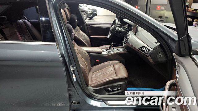 BMW 5-Series 2019 — photo 11