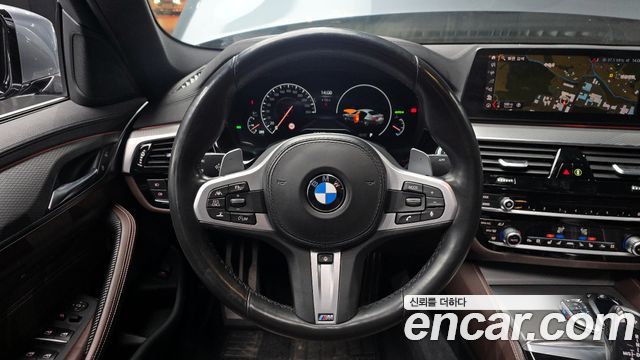 BMW 5-Series 2019 — photo 13