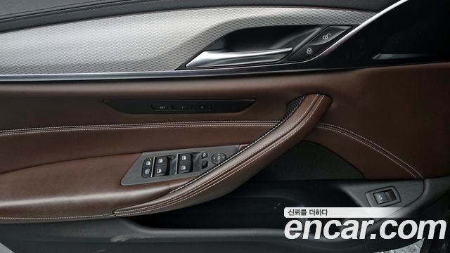 BMW 5-Series 2019 — photo 17