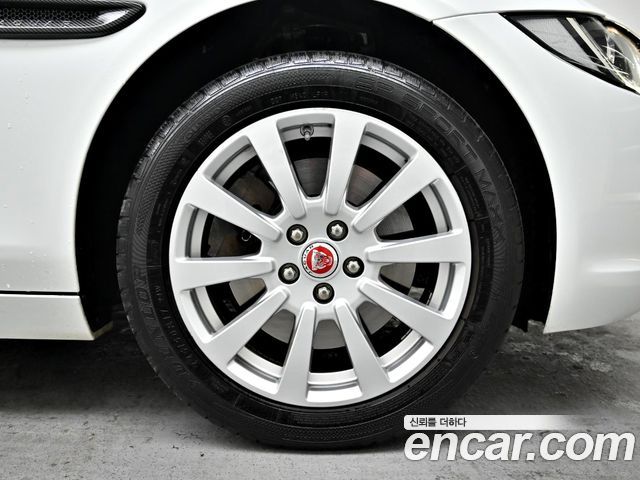 Jaguar XE 2017 — photo 5