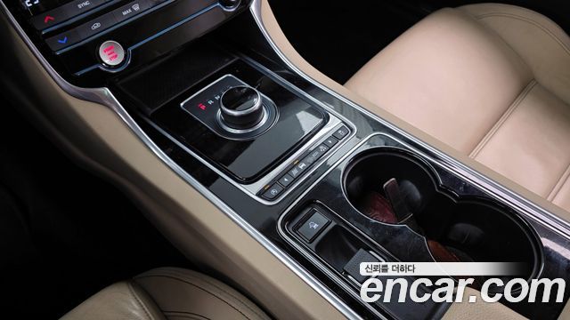 Jaguar XE 2017 — photo 9