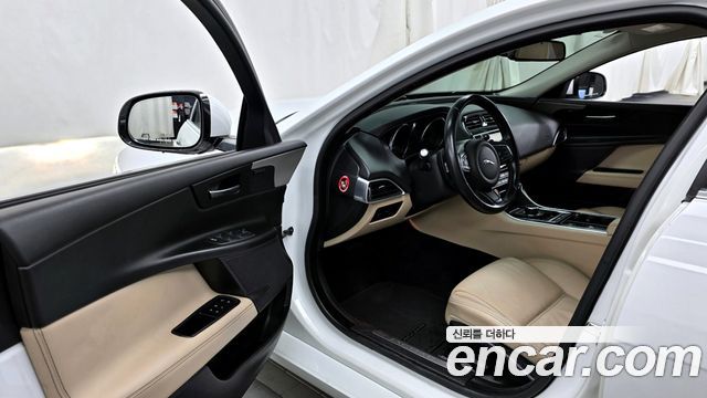 Jaguar XE 2017 — photo 10