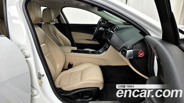 Jaguar XE 2017 — photo 11