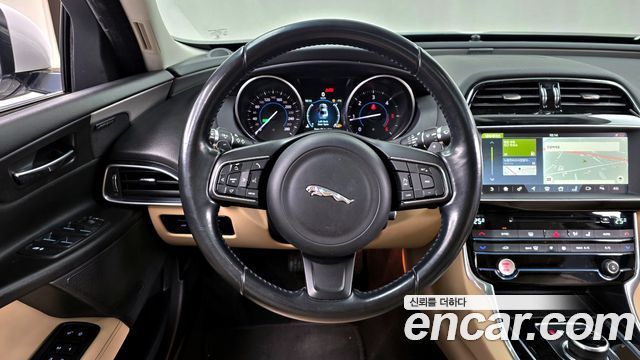 Jaguar XE 2017 — photo 13