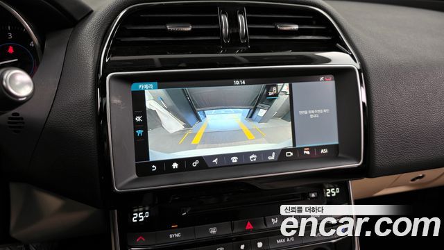 Jaguar XE 2017 — photo 14