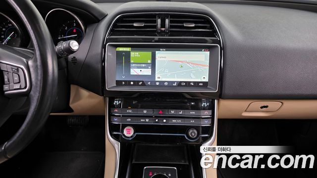 Jaguar XE 2017 — photo 18