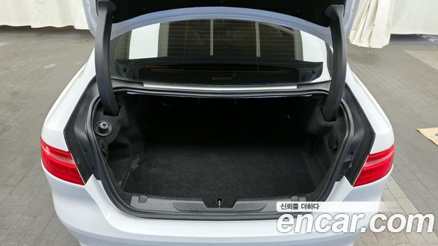 Jaguar XE 2017 — photo 20