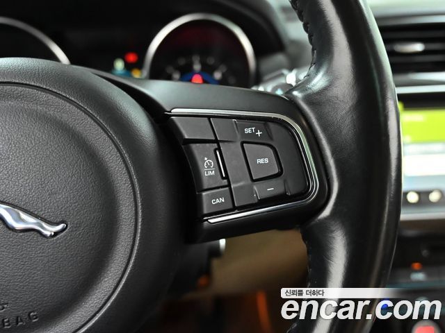 Jaguar XE 2017 — photo 23