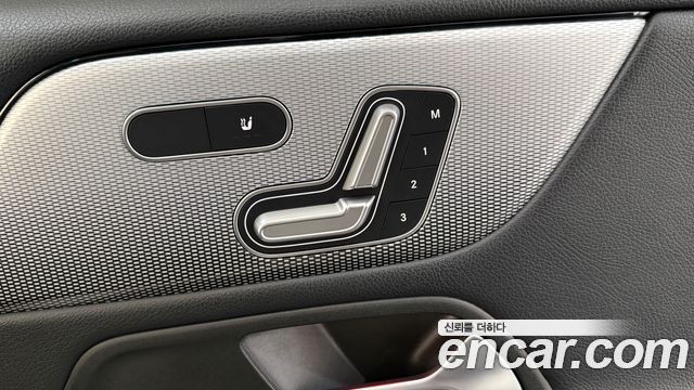 Mercedes-Benz GLB-Class 2021 — photo 13