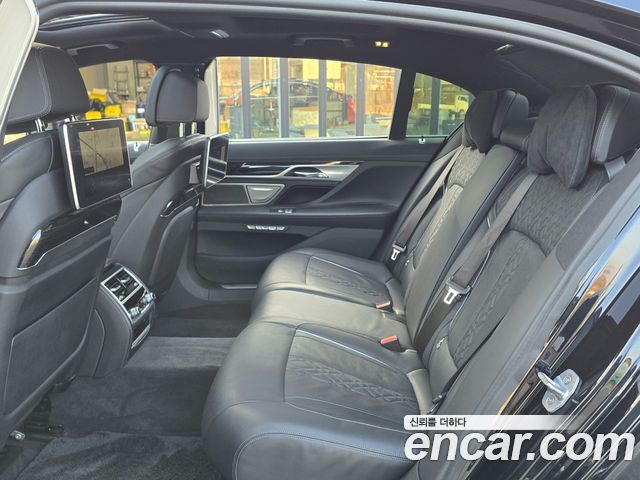 BMW 7-Series 2017 — photo 9