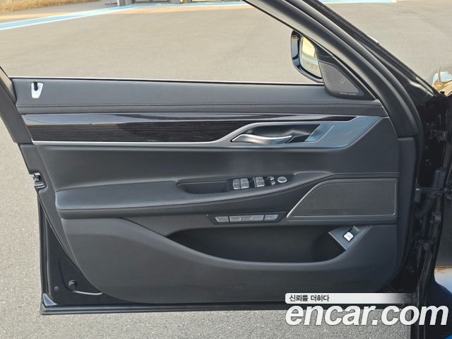 BMW 7-Series 2017 — photo 10