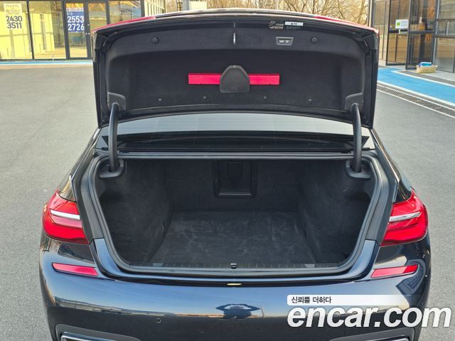 BMW 7-Series 2017 — photo 18
