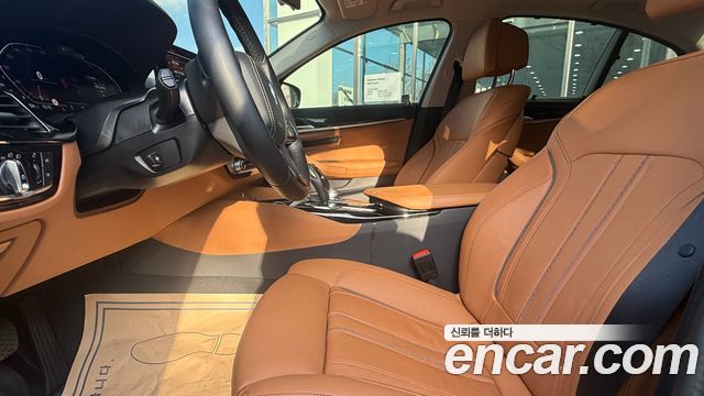 BMW 5-Series 2023 — photo 10
