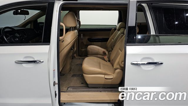 Kia Canival 2015 — photo 11