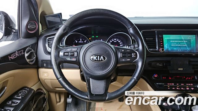 Kia Canival 2015 — photo 15