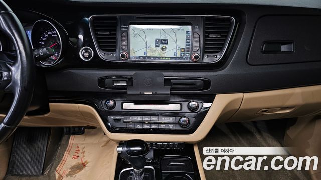 Kia Canival 2015 — photo 16