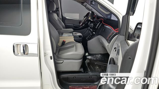 Hyundai Starex 2017 — photo 11