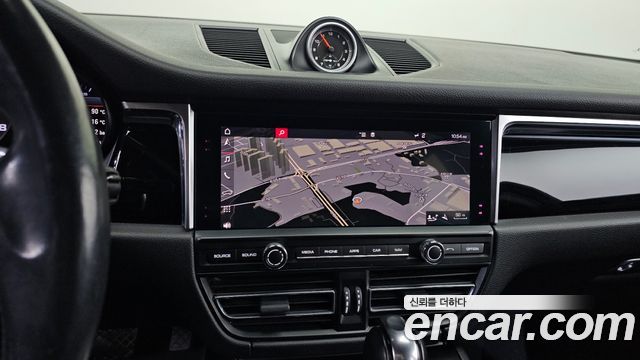 Porsche Macan 2020 — photo 17