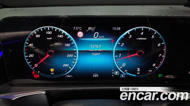 Mercedes-Benz GLB-Class 2023 — photo 8