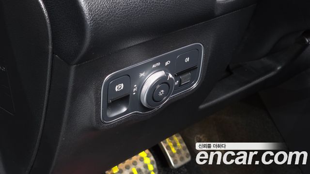 Mercedes-Benz GLB-Class 2023 — photo 16