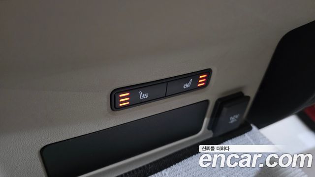 Land Rover Range Rover Velar 2018 — photo 17