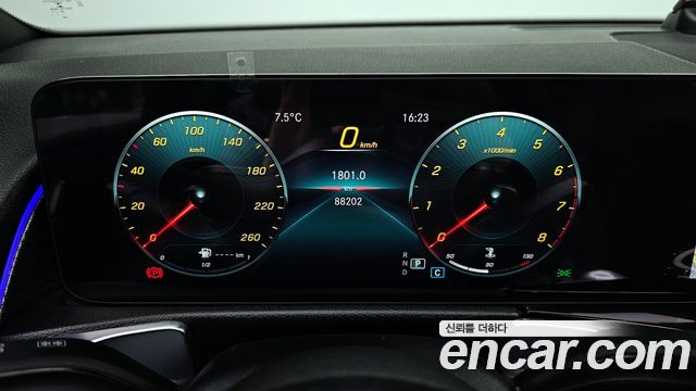 Mercedes-Benz GLB-Class 2021 — photo 8