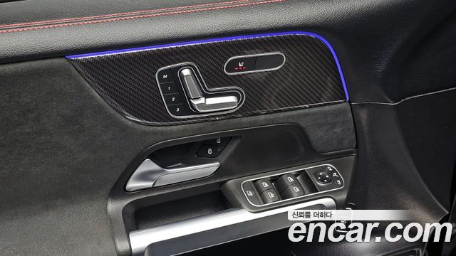 Mercedes-Benz GLB-Class 2021 — photo 19