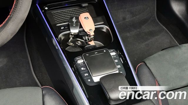 Mercedes-Benz GLB-Class 2021 — photo 20