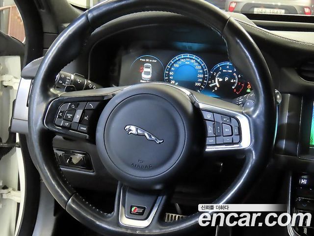 Jaguar XF 2016 — photo 8