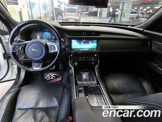 Jaguar XF 2016 — photo 10