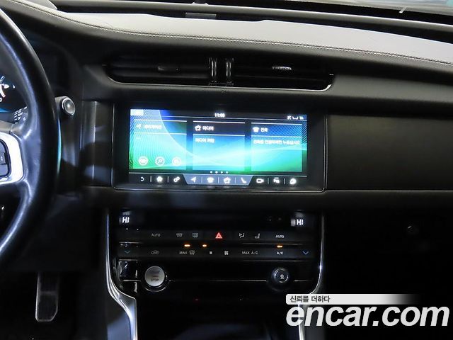 Jaguar XF 2016 — photo 11
