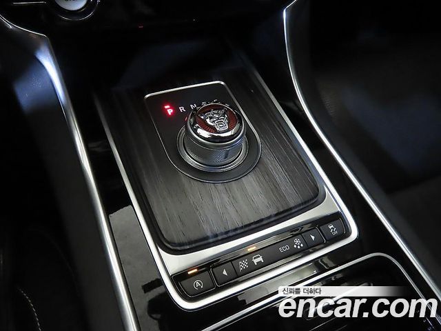 Jaguar XF 2016 — photo 12