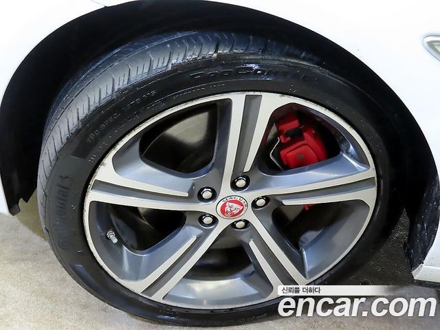 Jaguar XF 2016 — photo 20