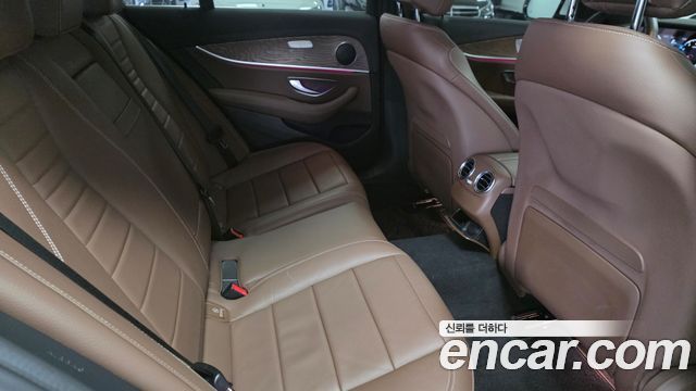Mercedes-Benz E-Class 2023 — photo 10
