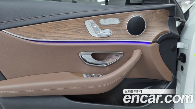 Mercedes-Benz E-Class 2023 — photo 14