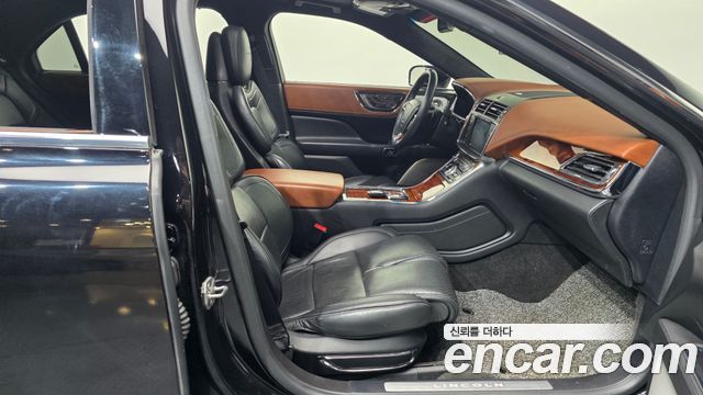 Lincoln Continental 2020 — photo 11