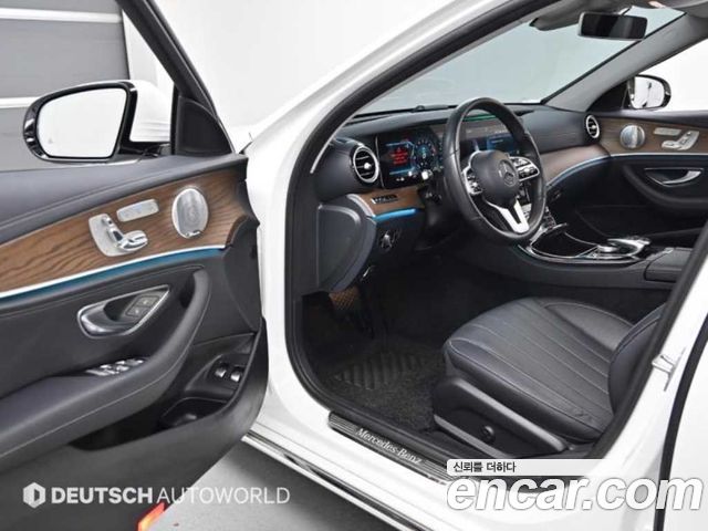Mercedes-Benz E-Class 2020 — photo 11